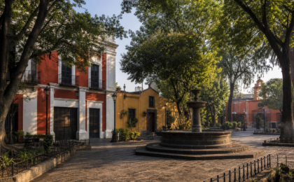 Plaza arbolada y arquitectura tradicional de Coyoacán, Ciudad de México